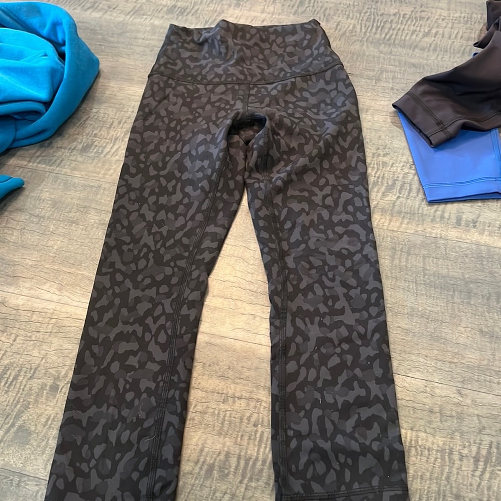 Womens lulu wonder train 23 in black leopard leggings